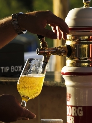 Cerveza tirada de barrilete de metal